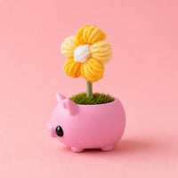 Pink Pig Crochet Flower Pot - vista lateral